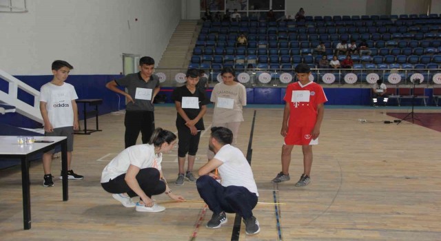 Hakkaride öğrenciler spor lisesine girmek için ter döktü