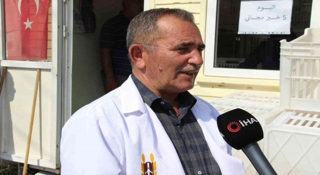 Halk ekmek büfesinden vatandaşlara bayramda bedava ekmek