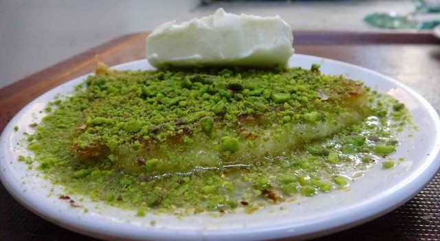Hatayın meşhur tatlısı künefe, bayram sofralarının vazgeçilmezi