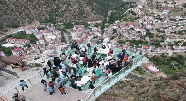 Hava Kuvvetleri Komutanlığı askeri personelinin nikahı 240 metre yükseklikte kıyıldı