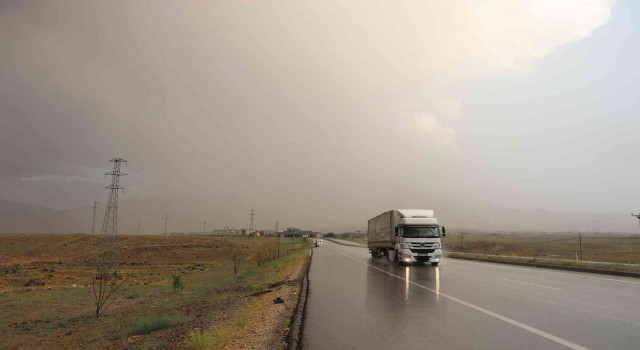 Hava sıcaklığı 40 dereceye dayanmıştı, Iğdırda aniden bastıran yağmur korkuttu