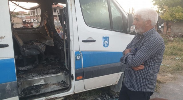 Haymanada yanan midibüsü vatandaşlar söndürdü