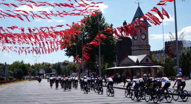 Hem pedal çeviriyorlar hem de Kayseriyi dünyaya tanıtıyorlar