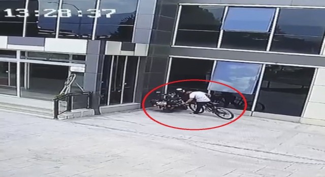 Hırsızlık yapmak isterken fark edilince arkasına bile bakmadan kaçtı