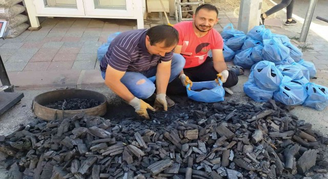 Hisarcıkta Kurban Bayramı yaklaştı, mangal kömürü satışları arttı