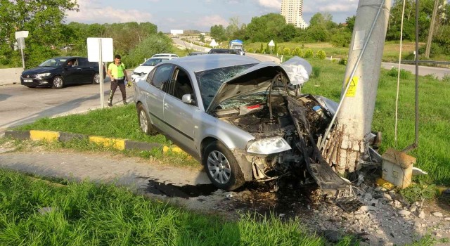 Hızını alamayan otomobil, kavşakta direğe çarptı: 1 ölü, 3 yaralı