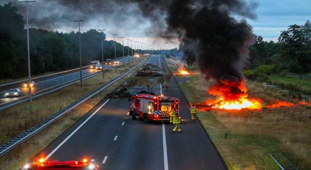 Hollandada yol kapatan çiftçiler saman balyalarını ateşe verdi