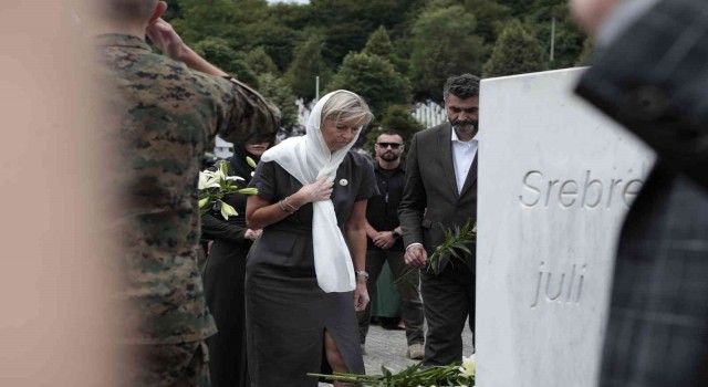 Hollandadan 27 yıl sonra Srebrenitsa kurbanlarının ailelerinden özür