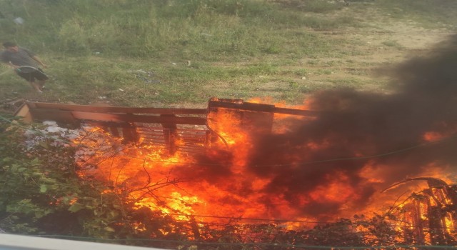 Hurdalık olarak kullanılan kulübe alevlere teslim oldu