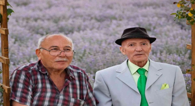 Huzurevi sakinleri lavanta bahçesinde buluştu