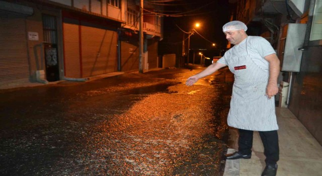 İçme suyu borusundaki patlak yolu göle çevirdi