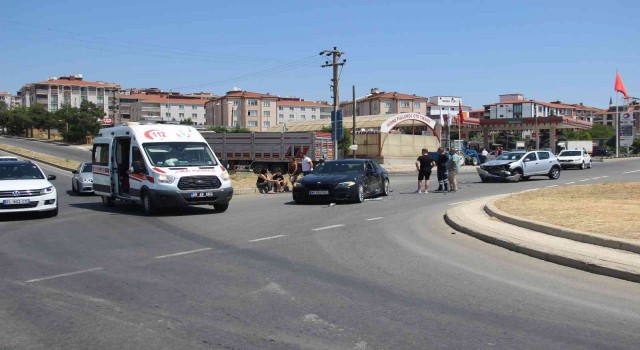 İki aracın çarpıştığı kaza kamerada: 1 yaralı