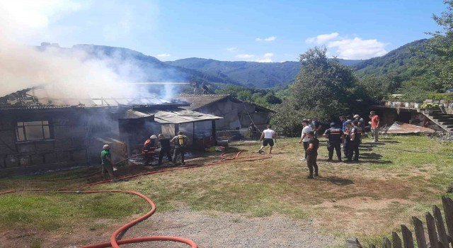 İki katlı ev yandı