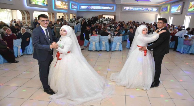 İkiz kız kardeşler, ikizlerle evlendi: Çifte düğünle dünya evine girdiler