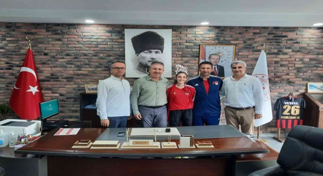 İl Müdürü Er, Avrupa Şampiyonasında Türkiye rekorunu kıran milli sporcuyu ağırladı