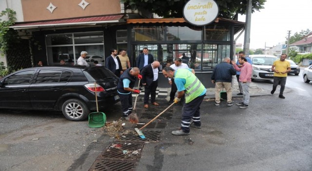 İlçede sel olmaması için tek tek mazgalları kontrol etti