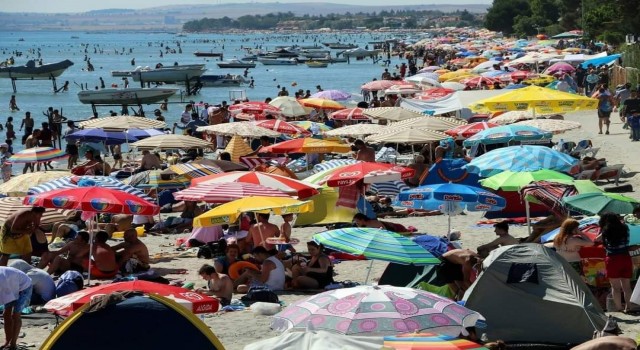 İlçenin nüfusu 1 milyona çıktı, tatilcilerden geriye tonlarca çöp kaldı