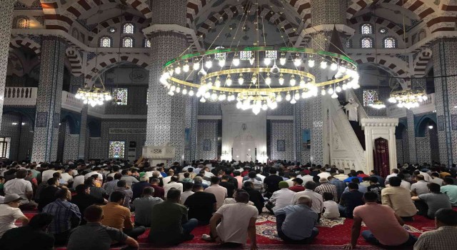 İlk Kurban Bayramı namazı Iğdırda kılındı