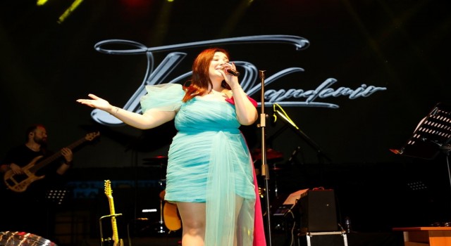 İnegöl Tuğçe Kandemir konserine akın etti