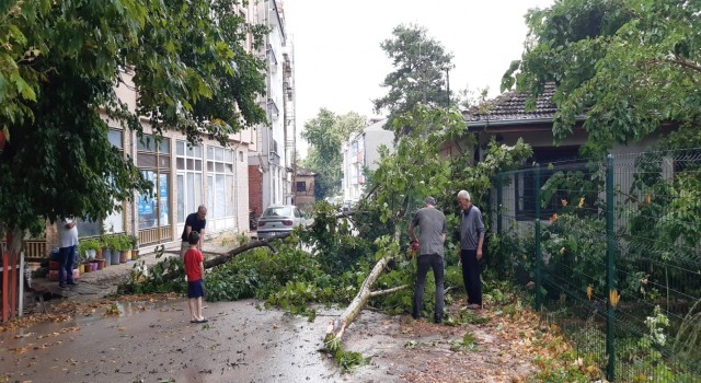 İnegölde bayramın birinci günü sağanak sele sebep oldu