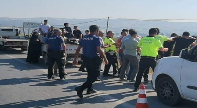 İnsan dolu kamyonet trafikten men edilince ortalık karıştı