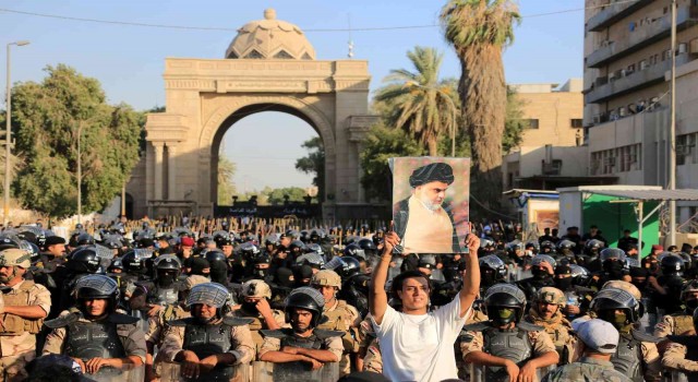 Irak Başbakanı el-Kazımi, protestoculardan derhal parlamentoyu terk etmelerini istedi