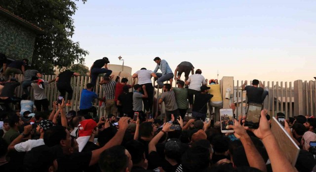 Irak parlamentosunu basan protestocular Sadrın çağrısı üzerine geri çekildiler
