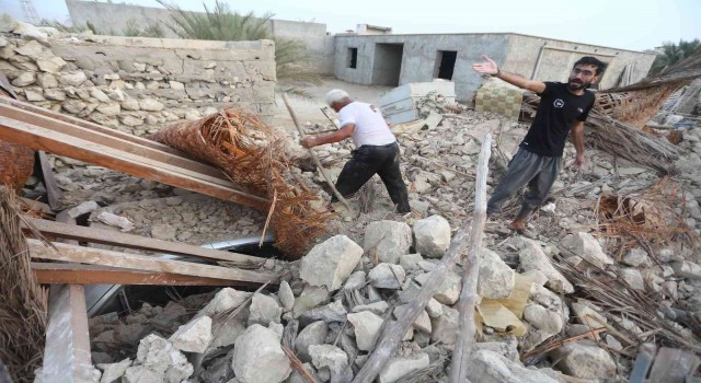 İranda 3 büyük deprem: 5 ölü, 44 yaralı