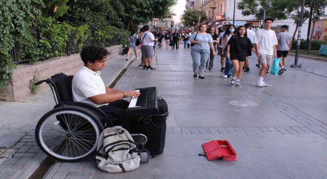 İranlı Amiralinin ezgileri İzmir sokaklarında