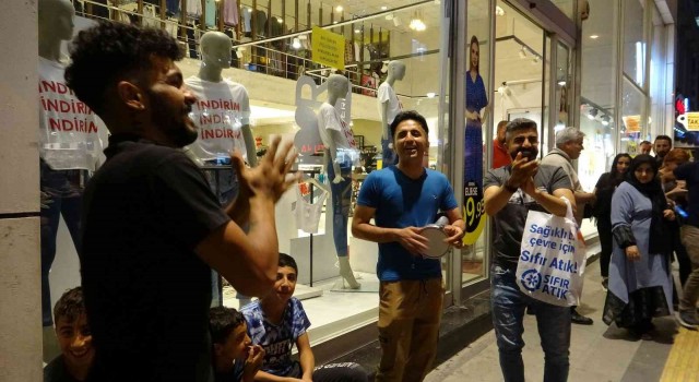 İranlı turistler Vanda sokak şarkıcılığına soyundu