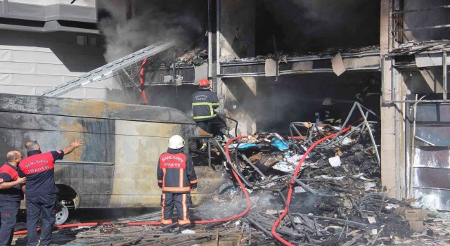 İş yerinde çıkan yangın apartmanı sarmadan kontrol altına alındı