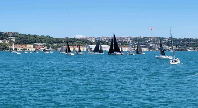 İstanbul Boğazında 25. kez düzenlenen yat yarışları renkli görüntülere sahne oldu