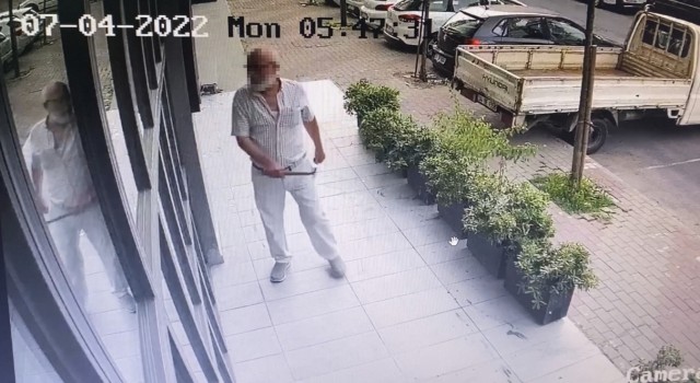 İstanbulda çekiçli eski çalışan dehşeti kamerada: Ortalığı savaş alanına çevirdi