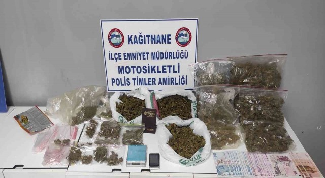İstanbulda cips paketinde uyuşturucu satışına operasyon: 3.5 kilo marihuana ele geçirildi