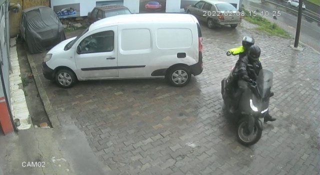 İstanbulda oto tamircisine silahlı saldırı kamerada: Motosikletle gelip kurşun yağdırdılar