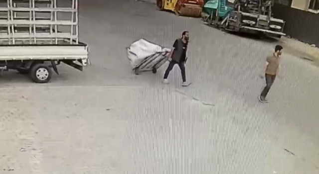 İstanbulda “pes” dedirten hırsızlık kamerada: Çekçekle gelip kırıcı çaldılar