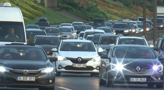 İstanbulda tatilciler bayrama bir gün kala yola çıktı, trafik durma noktasına geldi