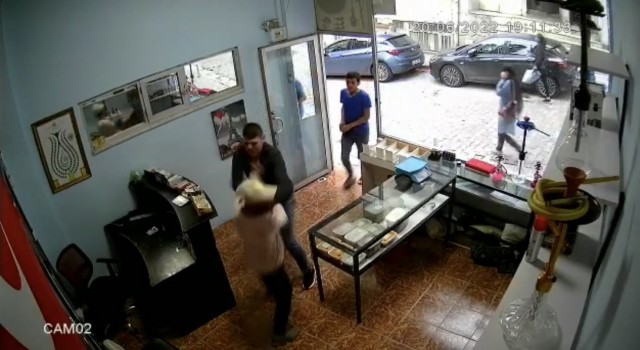 İstanbulda “yan bakma” kavgası kamerada