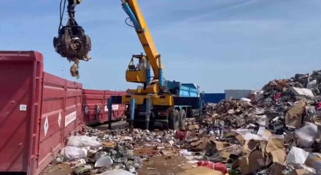 İstanbuldaki operasyonda ele geçirilen 70 tonluk kaçak alkol ve tütün imha edildi