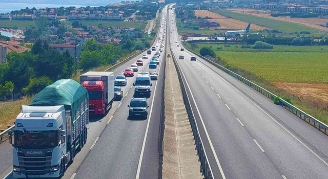 İstanbuldan gelen günübirlik tatilciler yolları doldurdu