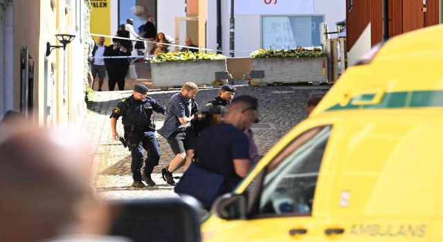İsveçte siyasi parti mitinginde bıçaklı saldırı: 1 ölü