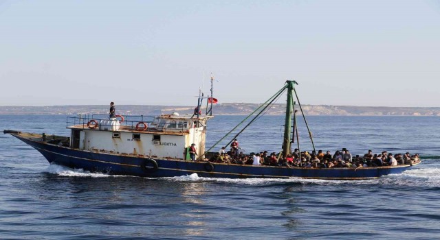 İtalya rotası üzerinde seyreden balıkçı teknesinde 226 göçmenin yakalanma anları kameralara yansıdı
