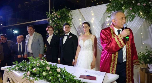 İYİ Parti Genel Başkanı Akşener, Çanakkalede nikah şahidi oldu