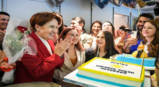 İYİ Parti Lideri Akşenere doğum günü sürprizi