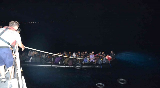 İzmir açıklarında 23 düzensiz göçmen yakalandı, 67 göçmen kurtarıldı