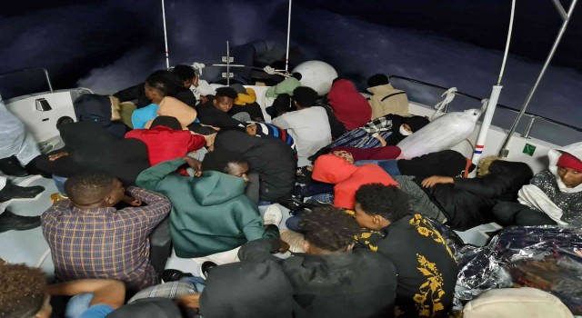 İzmir açıklarında 56 düzensiz göçmen kurtarıldı, 30 göçmen yakalandı
