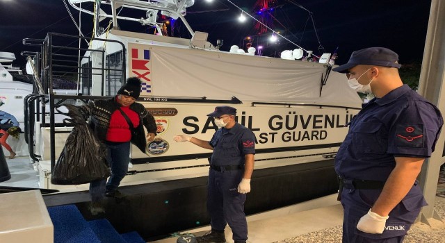 İzmir açıklarında 77 göçmen kurtarılırken, 92 göçmen yakalandı
