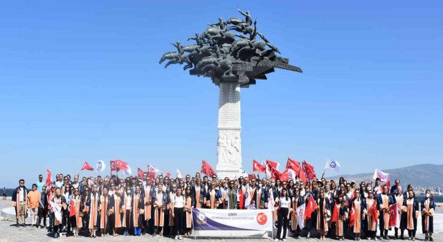 İzmir Demokrasi Üniversitesinden Demokrasi Yürüyüşü