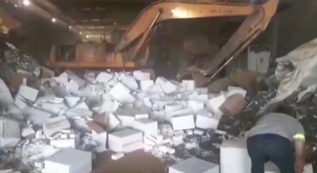 İzmirde 100 milyon liralık kaçak ve sahte ürün ele geçirildi