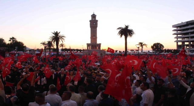 İzmirde 15 Temmuz anması başladı